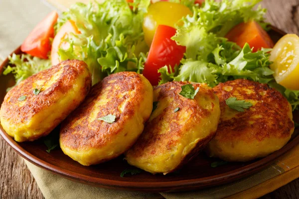 Freshly prepared potato pancakes are served with fresh salad clo — Stock Photo, Image