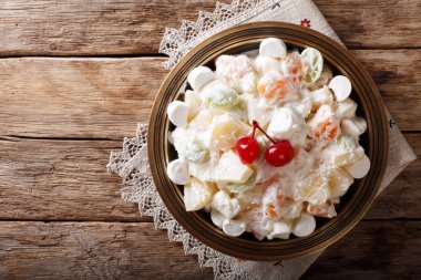 meyve salatası Ambrosia ananas, mandalina, üzüm ve bataklık
