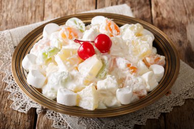 ananas, portakal, üzüm ve Hindistan cevizi su ile meyve salatası