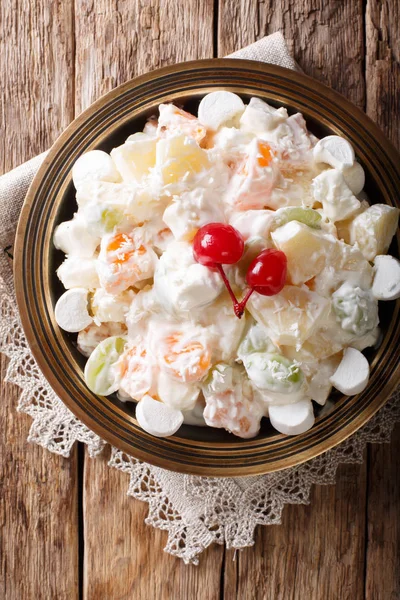 Insalata di frutta leggera Ambrosia con marshmallow e yogurt alla vaniglia c — Foto Stock