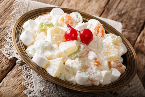 Ensalada de frutas saludables ecológicas Ambrosia con malvavisco y vainilla — Foto de Stock