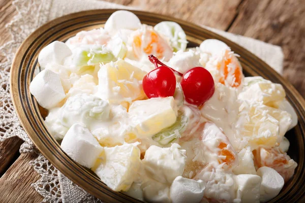 Ensalada de frutas ligeras Ambrosia con malvavisco y yogur de vainilla c — Foto de Stock