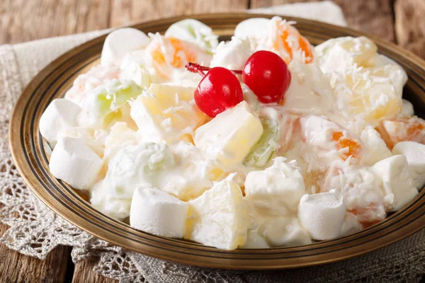 Verano Ambrosia deliciosa ensalada de frutas y marshmelow con va — Foto de Stock