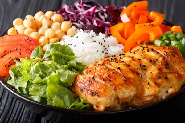 Cuenco de buda con pollo a la parrilla, verduras, garbanzos, arroz y — Foto de Stock