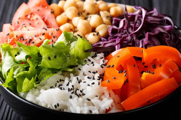 Delicioso tazón de buddha saludable con verduras frescas, garbanzos a —  Fotos de Stock