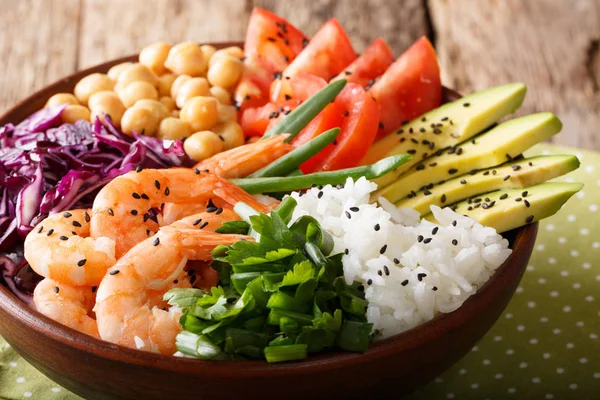 Cuenco de Buda orgánico con gambas, col roja, tomates, aguacate , —  Fotos de Stock