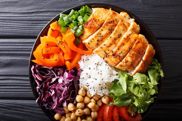 Salada Buda tigela com frango grelhado, legumes, grão de bico, r — Fotografia de Stock