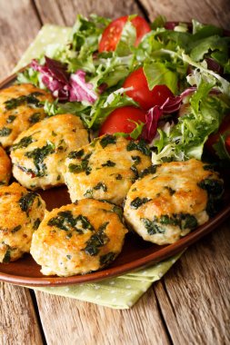 tavuk topları ıspanak ve bir salata taze sebze ile kapatmak