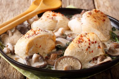 Doğal gıda: yabani mantar, ıspanak bir krem ile tavuk