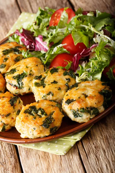 Bolas de pollo con espinacas y una ensalada de verduras frescas cerrar — Foto de Stock