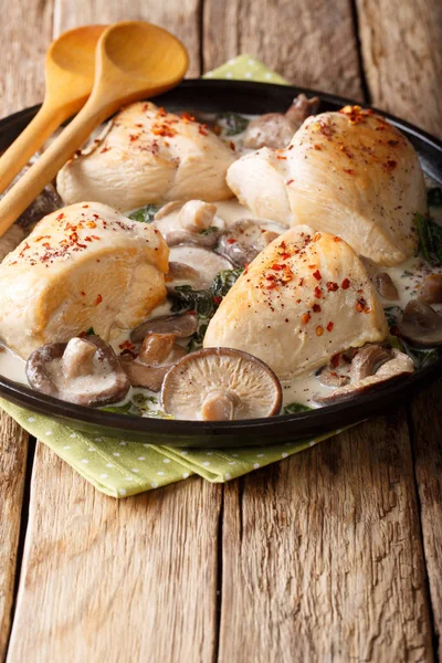 Potongan ayam dengan jamur liar dan bayam dalam krim sa — Stok Foto