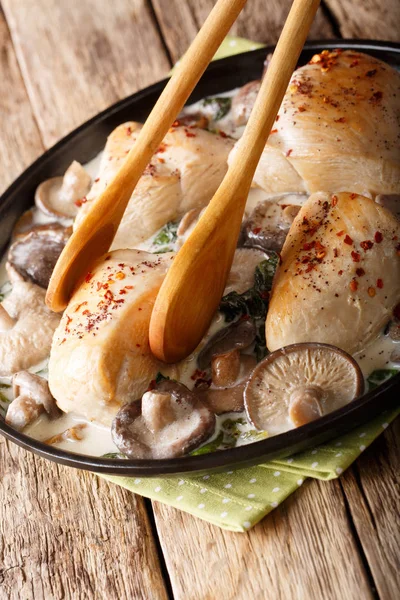 Dada ayam dengan saus jamur liar dengan bayam di atasnya — Stok Foto