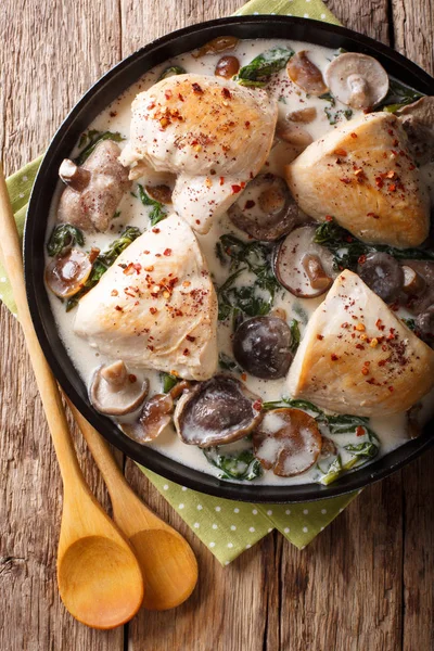 Potongan ayam dengan jamur liar dan bayam dalam krim sa — Stok Foto