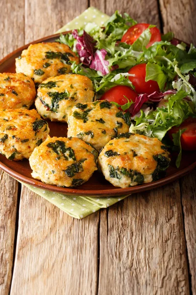 Fried meat balls with spinach and a salad of fresh vegetables cl — Stock Photo, Image