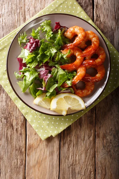 Delicious glazed shrimps with honey and soy sauce and fresh sala — Stock Photo, Image