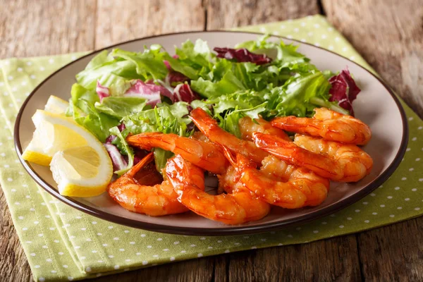 Fried prawns with honey and soy sauce and fresh leaf salad close — Stock Photo, Image