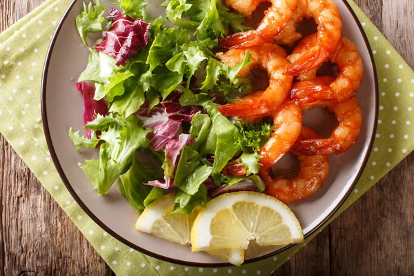 Honey soy king prawns and fresh salad close-up on a plate. horiz — Stock Photo, Image