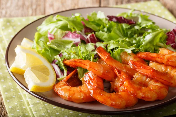 Delicious glazed shrimps with honey and soy sauce and fresh sala — Stock Photo, Image