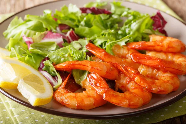 Honey soy king prawns and fresh salad close-up on a plate. horiz — Stock Photo, Image