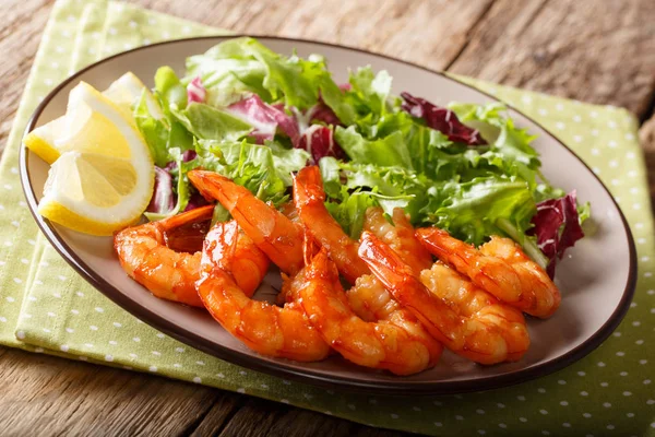 Caramelized prawns with honey and soy sauce and fresh lettuce cl — Stock Photo, Image