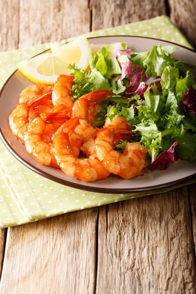 Honey soy shrimp and fresh salad close-up on a plate. vertical — Stock Photo, Image