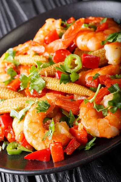 Fried prawns with pepper, garlic, corn cob and herbs close-up. v — Stock Photo, Image