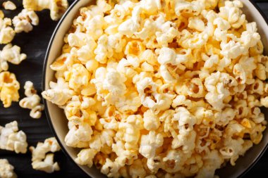 Bir kase makroda peynir kaşar peyniri ve parmesan ile lezzetli patlamış mısır. 