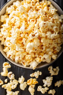 Bir kase makroda peynir kaşar peyniri ve parmesan ile lezzetli patlamış mısır. 