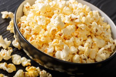 Peynir kaşar peyniri ve bir bo parmesan ile ev yapımı tuzlu popcorn