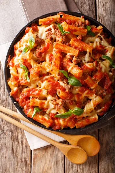 Massa deliciosa com carne moída, tomate e queijo close-up . — Fotografia de Stock