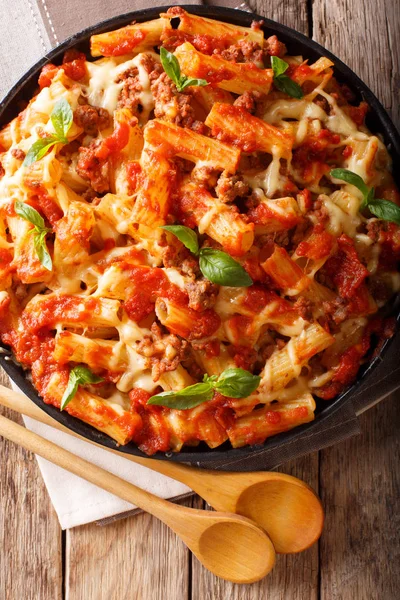 Macarrão ziti caçarola com carne picada, tomates, ervas e queijos — Fotografia de Stock