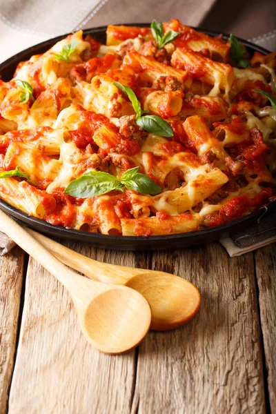 Запеченные макароны с мясом, помидорами и сыром на тарелке — стоковое фото