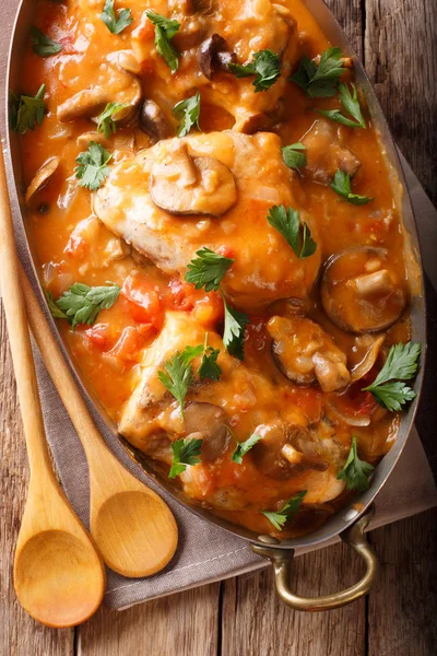 鸡肉 chasseur 是一种经典的法国菜与蘑菇 — 图库照片