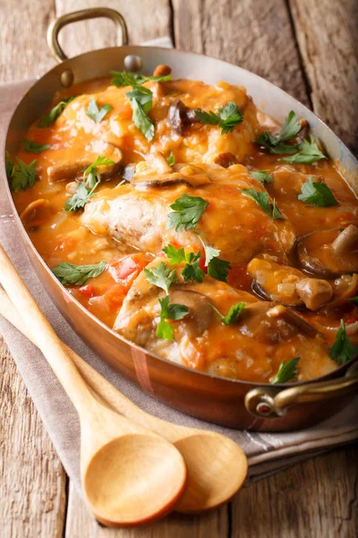 Chasseur de pollo es un plato francés que se compone de pollo —  Fotos de Stock