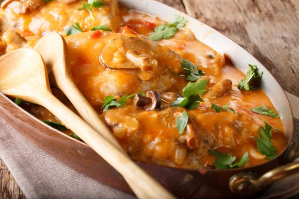 Clásico masajista de pollo francés con champiñones y tomates en s —  Fotos de Stock