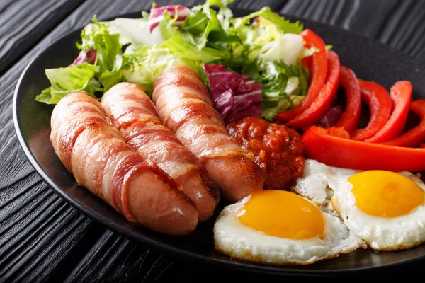 Full meal: Pigs in blankets - fried sausages wrapped in bacon, e — Stock Photo, Image