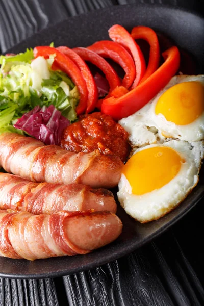 培根煎香肠, 鸡蛋和新鲜沙拉特写. — 图库照片
