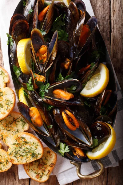French mussels with lemon, parsley and garlic close-up in a copp — Stock Photo, Image