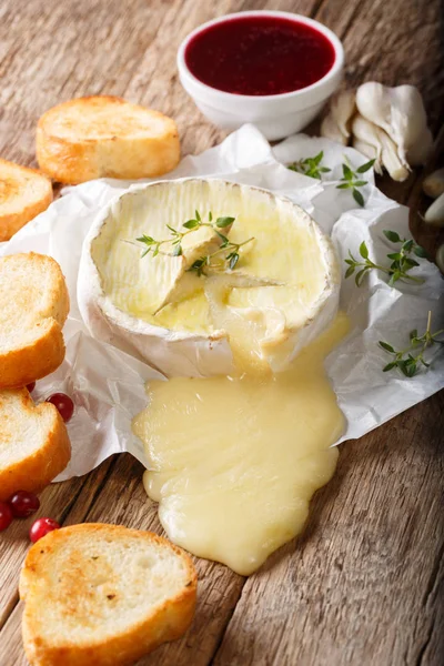 Delicious baked camembert cheese with thyme and garlic is served — Stock Photo, Image