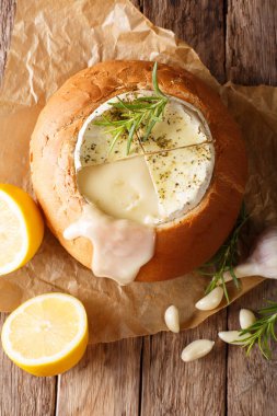 bir somun ekmek yakın çekim bir tablo içinde erimiş peyniri. Abov gelen dikey Üstten Görünüm