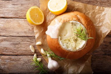 Bir somun ekmek fondü camembert peyniri yakın çekim bir tablo üzerinde erimiş. abov üzerinden yatay Üstten Görünüm