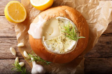 bir somun ekmek yakın çekim bir tablo içinde erimiş peyniri. abov üzerinden yatay Üstten Görünüm