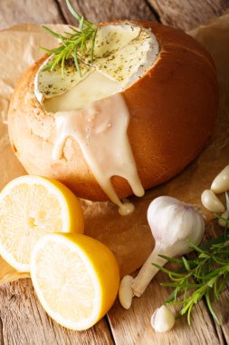 Sarımsak ve biberiye bir somun ekmek clos içinde pişmiş peyniri