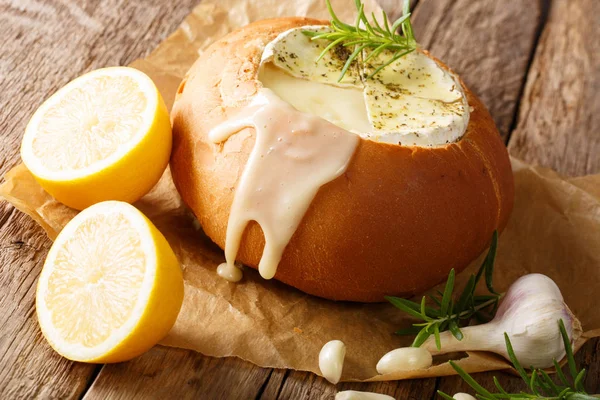 Rustik fondü masanın üzerine eritilmiş camembert peyniri yakın çekim ile ekmek. horizonta