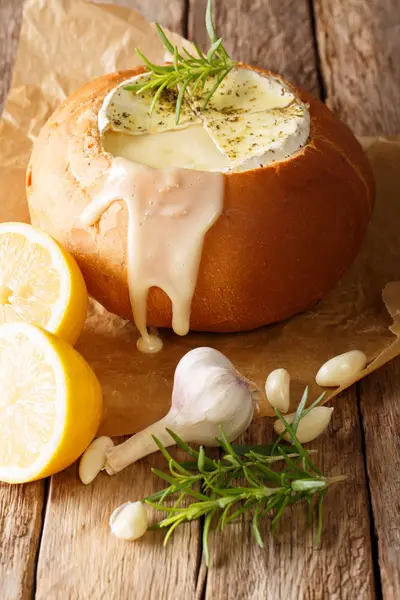 Fondue en una hogaza de pan de queso camembert derretido de cerca . — Foto de Stock