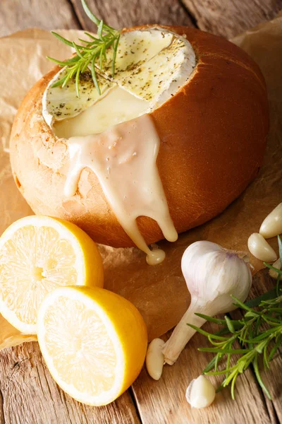 Camembert al horno con ajo y romero en una hogaza de pan clos — Foto de Stock