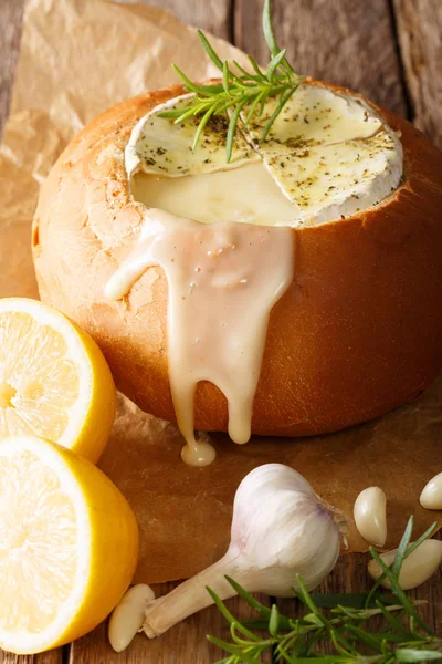 Pan relleno con queso Camembert derretido de cerca. 5. — Foto de Stock