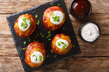 Lezzetli sıcak aperatif volkan fırında patates, domuz pastırması, peynir ve...