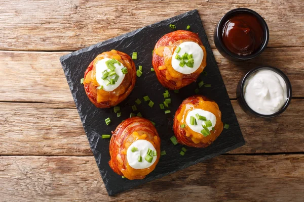 Vulcão grelhado batatas inteiras com bacon e queijo servido com — Fotografia de Stock