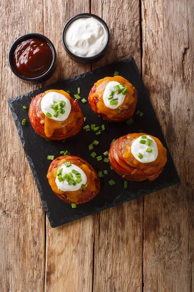 Batatas vulcânicas embrulhadas em bacon recheado de queijo e cebola — Fotografia de Stock